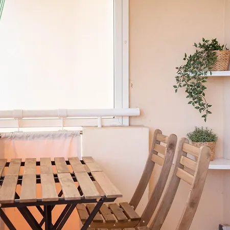 Elegance - Balcony & Quiet Near Shops Apartment *